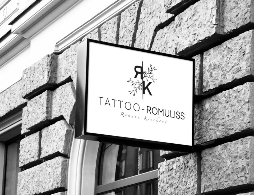 Vývěsní štít ateliéru Tattoo Romuliss na fasádě domu